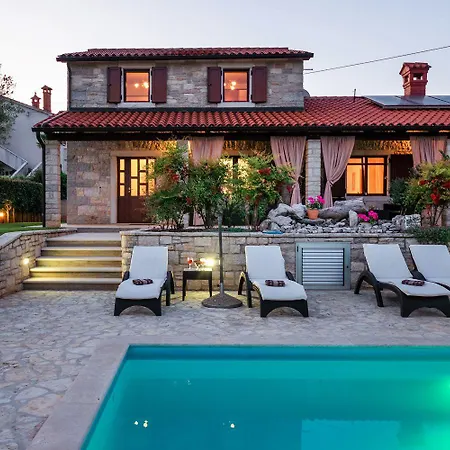 Faszinierende Mit 4 Bikes, Privatpool, Panoramablick, Bbq-bereich, Waschmaschine Semesterbostad Kaštelir